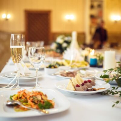 Elegancko zastawiony stół jako przykład na catering na spotkania biznesowe.