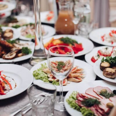Stół pełen pysznych dań, doskonały catering na przyjęcia.