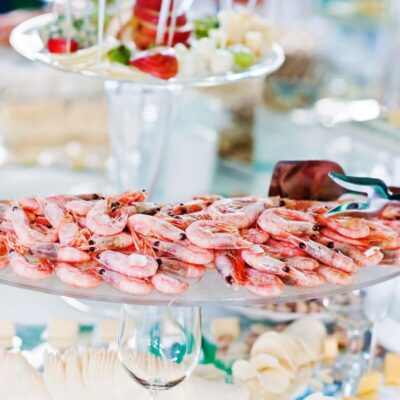 Krewetki na eleganckim półmisku to idealny catering na spotkania biznesowe.