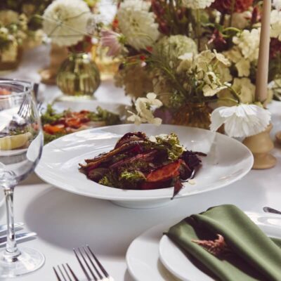 Elegancko udekorowany stół z daniami, idealny na catering na spotkania biznesowe.