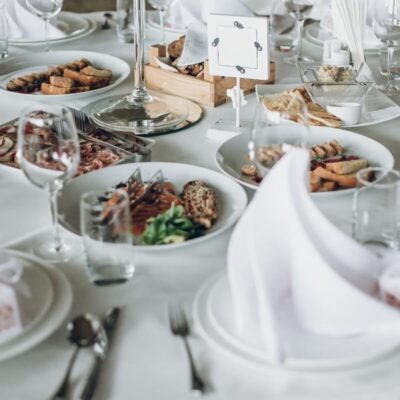 Stół elegancko zastawiony jedzeniem na catering weselny.