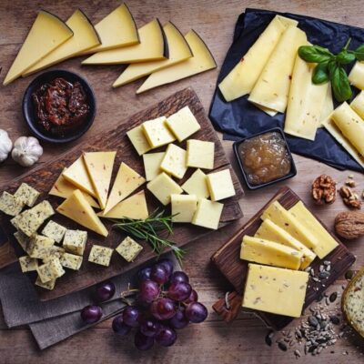 Deski serów z różnorodnymi rodzajami sera i dodatkami.