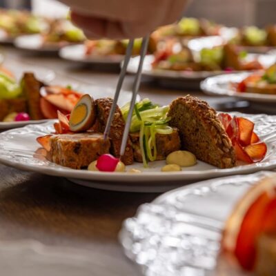 Elegancko podane dania na talerzu, przygotowane jako część usługi cateringowej.