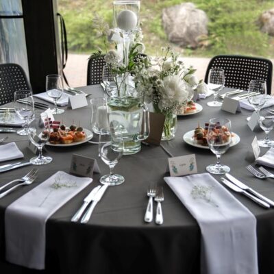 Elegancko nakryty stół z przystawkami, przygotowanymi w ramach usługi cateringowej.