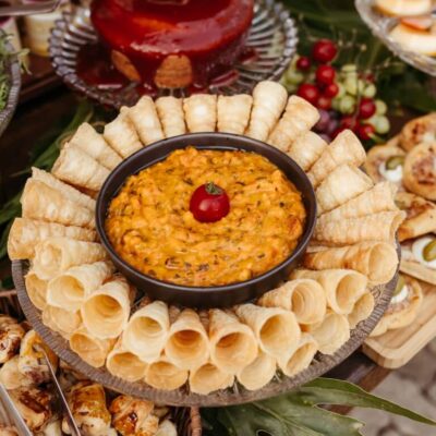 Stół z przekąskami idealny na przyjęcia cateringowe.