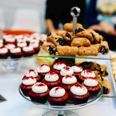 Catering na eventy: apetyczne desery na elegancko udekorowanym stole.