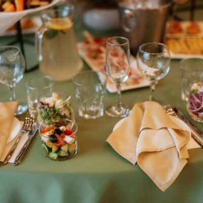 Elegancko nakryty stół z różnorodnymi przekąskami, doskonały jako catering na eventy.