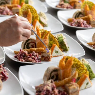 Na zdjęciu widać talerze z przysmakami przygotowywane w ramach cateringu.