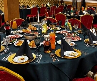 Elegancko nakryty stół z jedzeniem i napojami pokazuje catering na imprezy okolicznościowe.