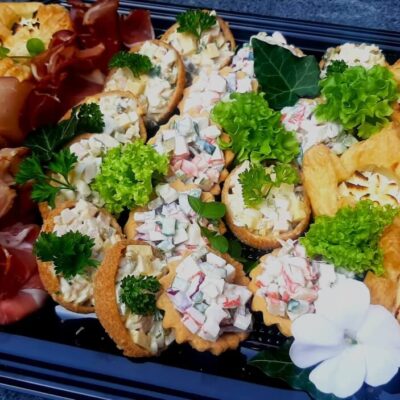 Elegancka taca z przekąskami, idealna na catering na spotkania biznesowe.