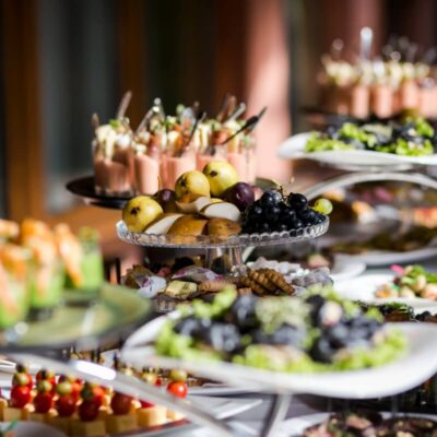 Catering na przyjęcia z różnorodnymi przekąskami i owocami.