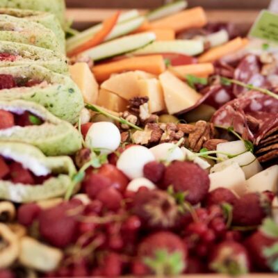 Świeże przekąski i deski serów idealne na catering na przyjęcia.