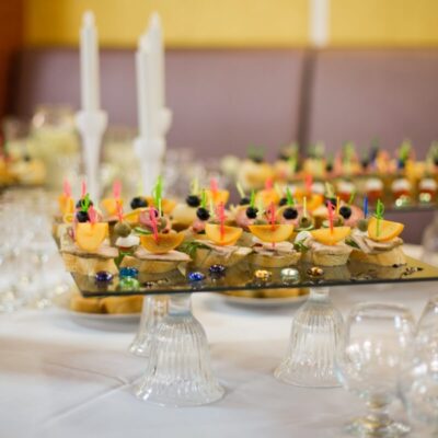 Eleganckie przystawki przygotowane na catering weselny.