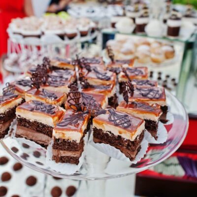 Pyszne ciasta serwowane podczas cateringu weselnego.