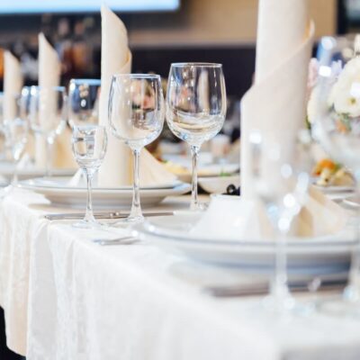 Elegancko nakryty stół przygotowany na catering weselny.