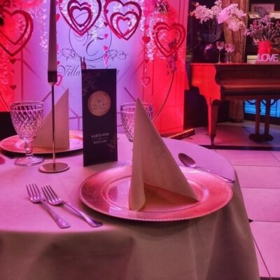 Romantyczna kolacja przy świecach podkreśla elegancję, jaką oferują usługi cateringowe.