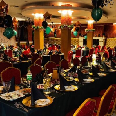 Elegancka sala bankietowa udekorowana na przyjęcie z profesjonalnymi usługami cateringowymi.