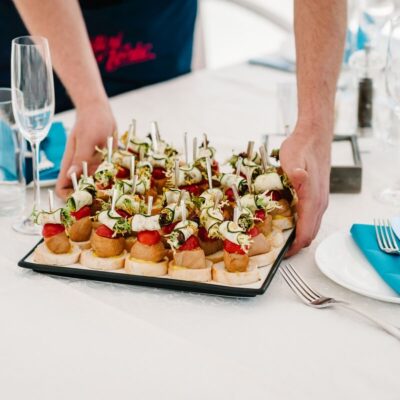 Na stole ułożono eleganckie przekąski jako część oferty, którą zapewniają usługi cateringowe.